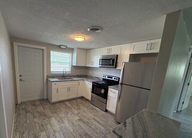 Building Photo - 302 Colonia Ln E