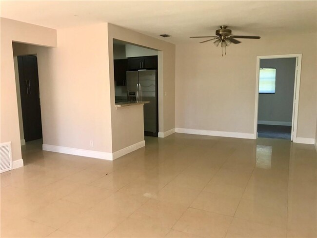 Building Photo - 4 bedroom in Pembroke Pines FL 33023