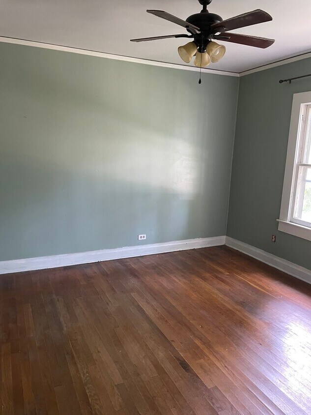 Building Photo - 2 bed 1 bath cottage available July 2nd!