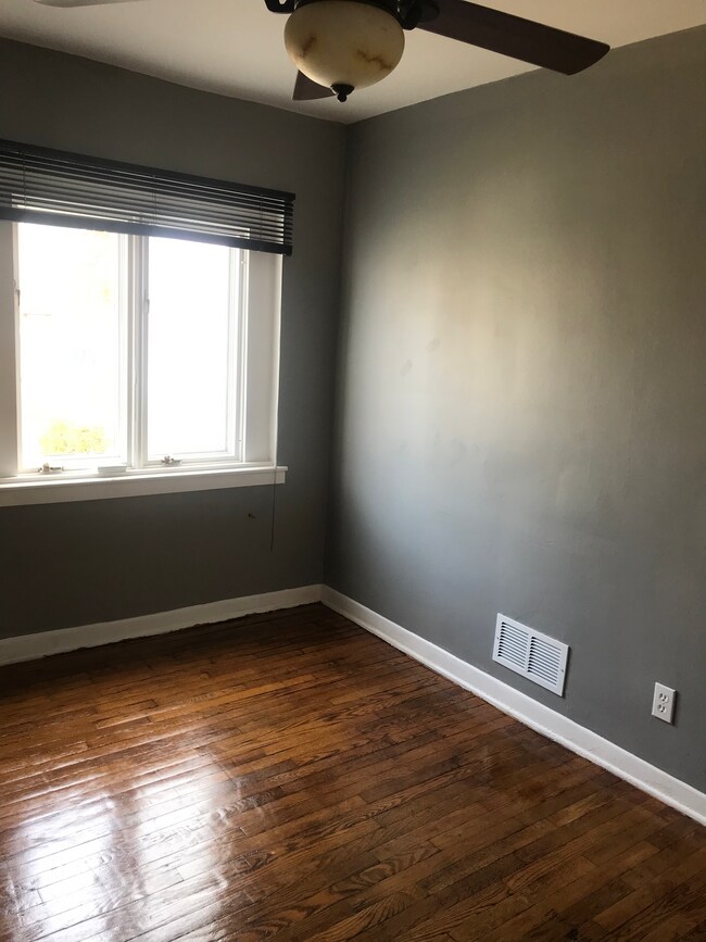 dormitorio - 1329 E 23rd St