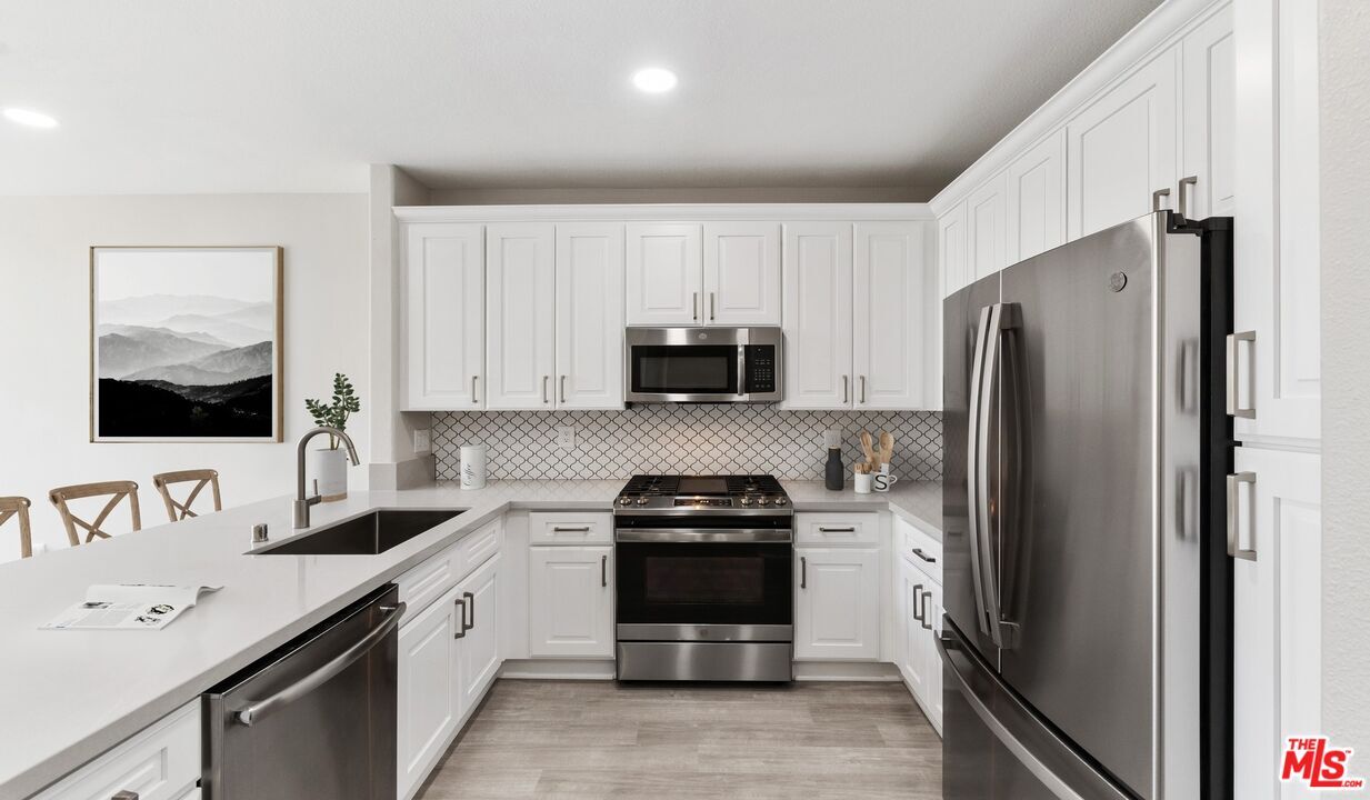 Primary Photo - 6280 W 3rd St