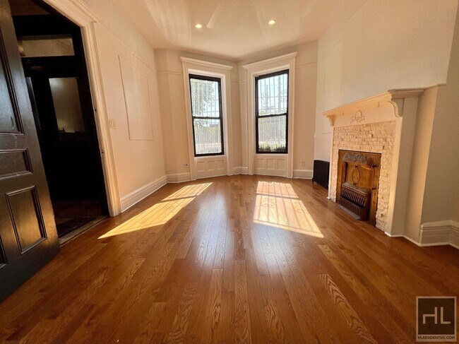 Foto del edificio - 3BR 2.5BA Garden Level Duplex in Bedstuy T...
