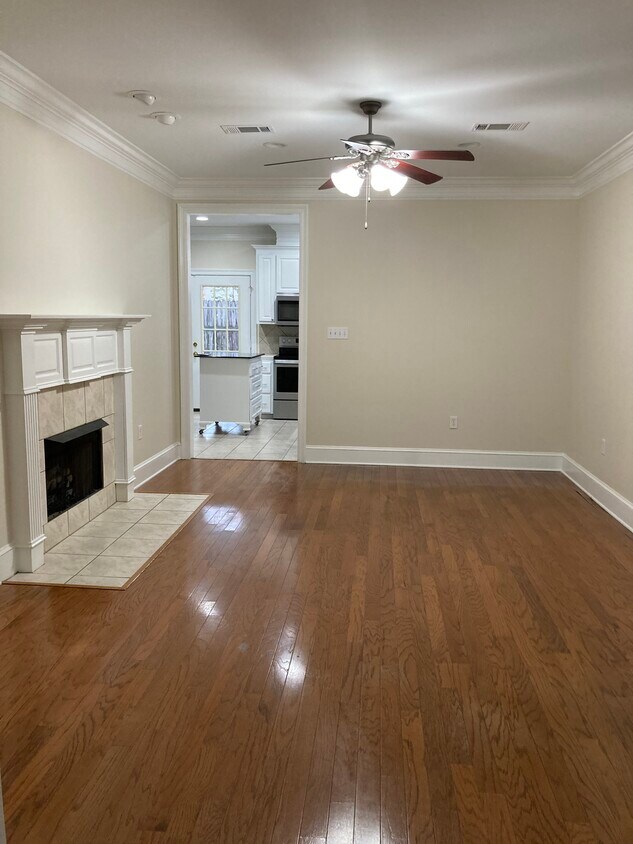 Building Photo - 10776 Woodland Oaks Dr