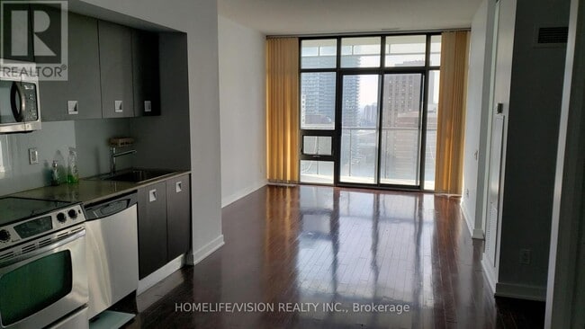 Building Photo - 33 Charles St E