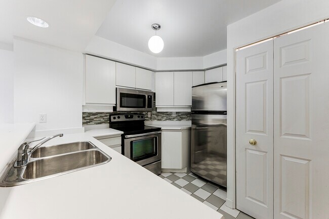 Photo du bâtiment - 801-801 King St W