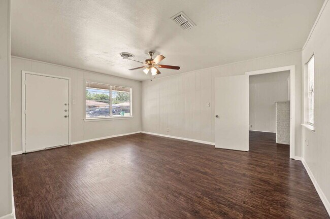 Foto del edificio - Spacious 4 Bedroom Home with Expansive Living Areas in a Convenient Location