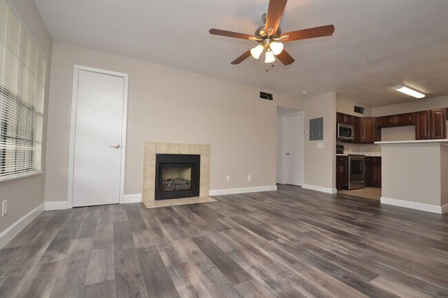 Foto del edificio - 1/1 Condo in Altamonte Springs ~ Gated Lakefront Community ~ LVP Flooring & Updated Kitchen/Bath!