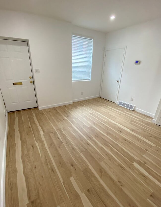 Building Photo - Amazing 3 bedroom