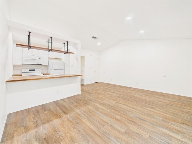 Foto del edificio - 1305 Hollow Creek Dr