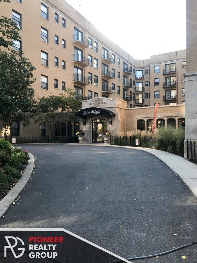Building Photo - 4220 N Sheridan Rd