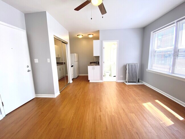 Foto del edificio - 4241 N Kenmore Ave