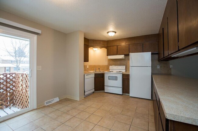 Building Photo - Students Welcome! Great Location!