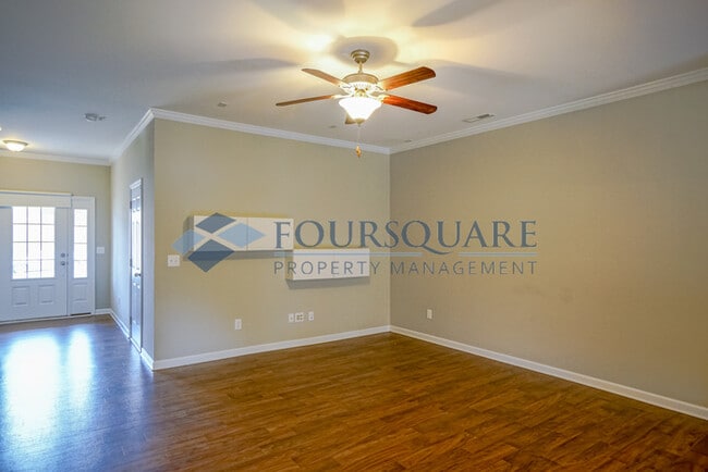 Foto del edificio - Spacious 3-Bed, 2.5-Bath Townhome with Was...