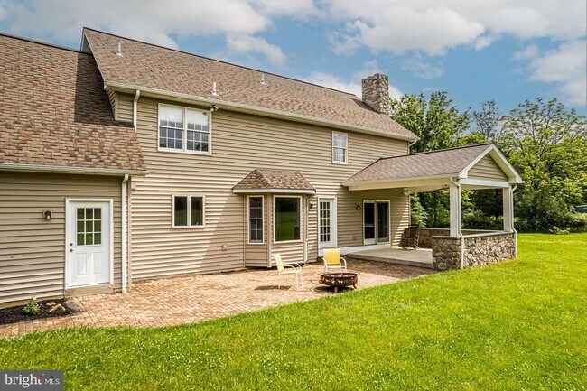 Building Photo - 1033 Roundhouse Rd