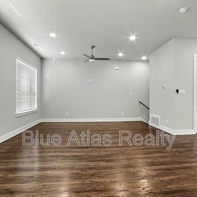 Foto del edificio - 728 N Plano Rd