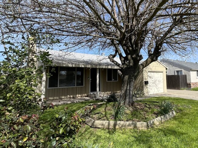 Building Photo - 3717 Lowry Dr