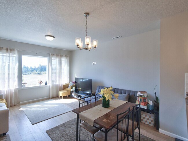 Building Photo - Like New Reed's Crossing Townhouse! Available Now!!