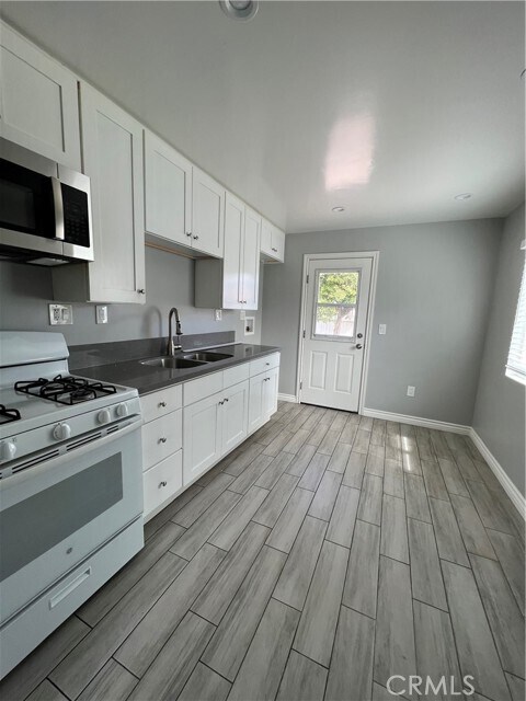 Building Photo - 427 S Fern Ave