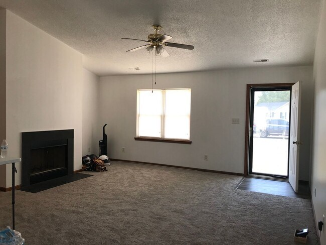 Building Photo - Well Maintained 3 bedroom 2 bathroom Richl...