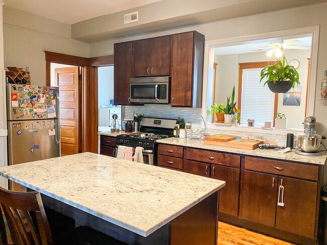 Foto del edificio - 2047 N Kimball Ave