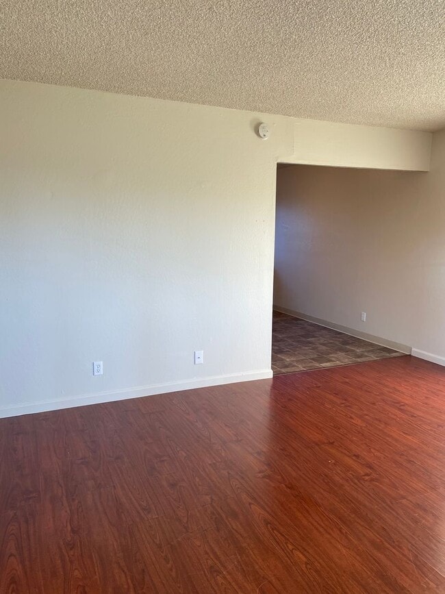Foto del edificio - 2 BED/1 BATH - END UNIT WITH CITY VIEW & PET FRIENDLY