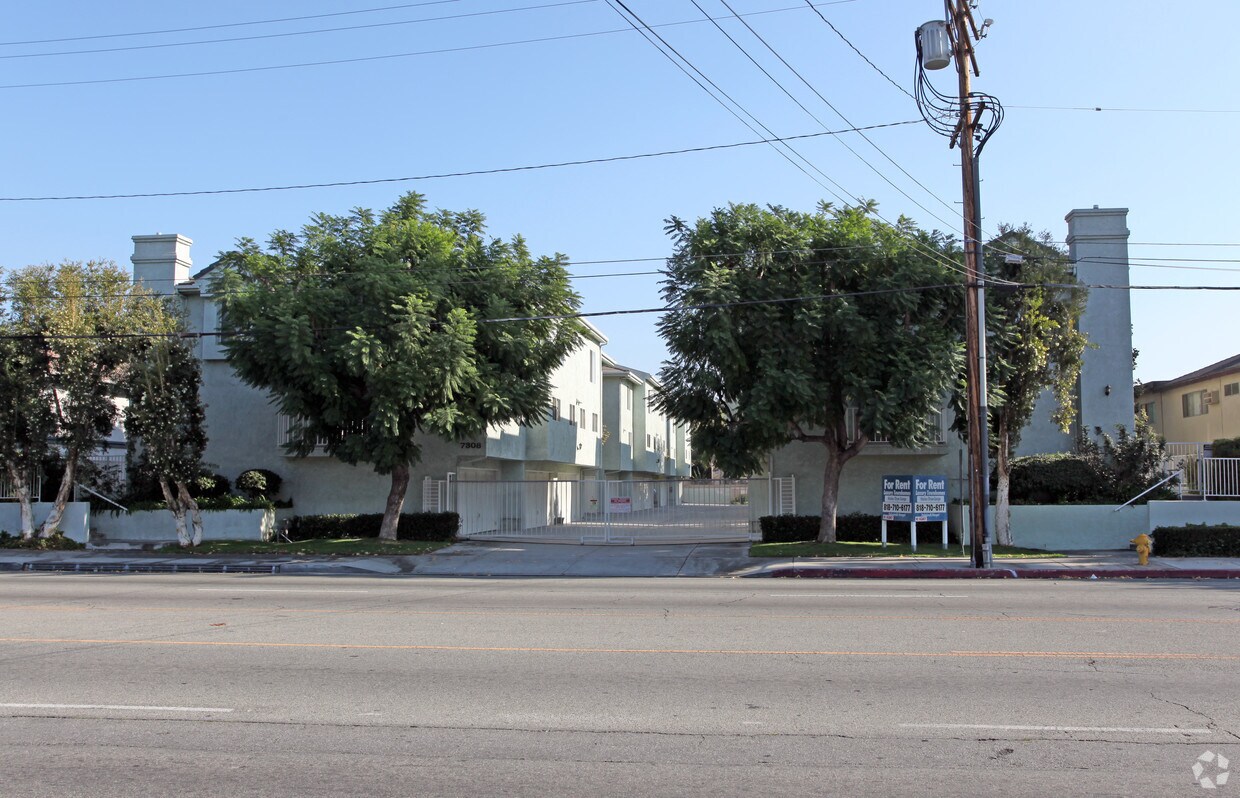 De Soto Luxury Townhomes 7308 De Soto Ave Canoga Park, CA