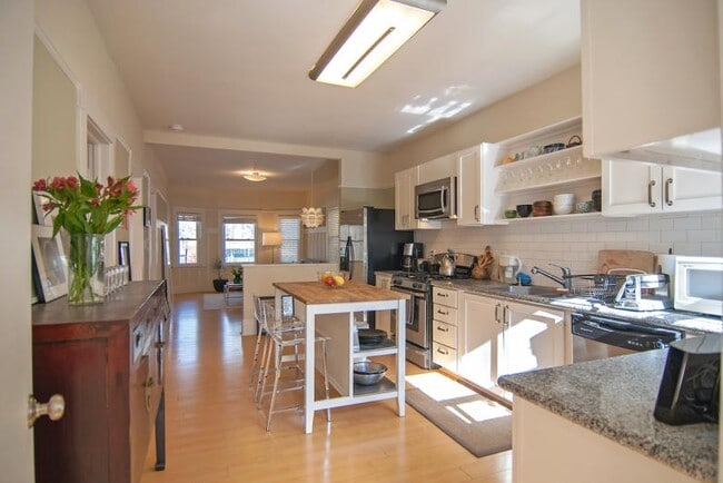 Building Photo - Modern and Cozy Victorian Condo with Backyard