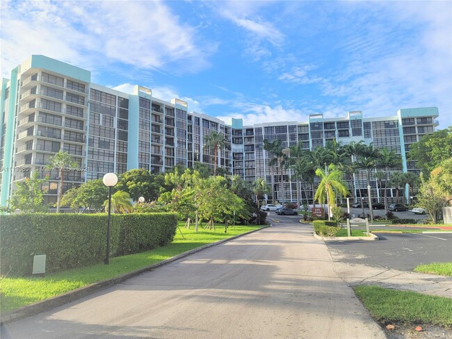 Building Photo - 200 Leslie Dr