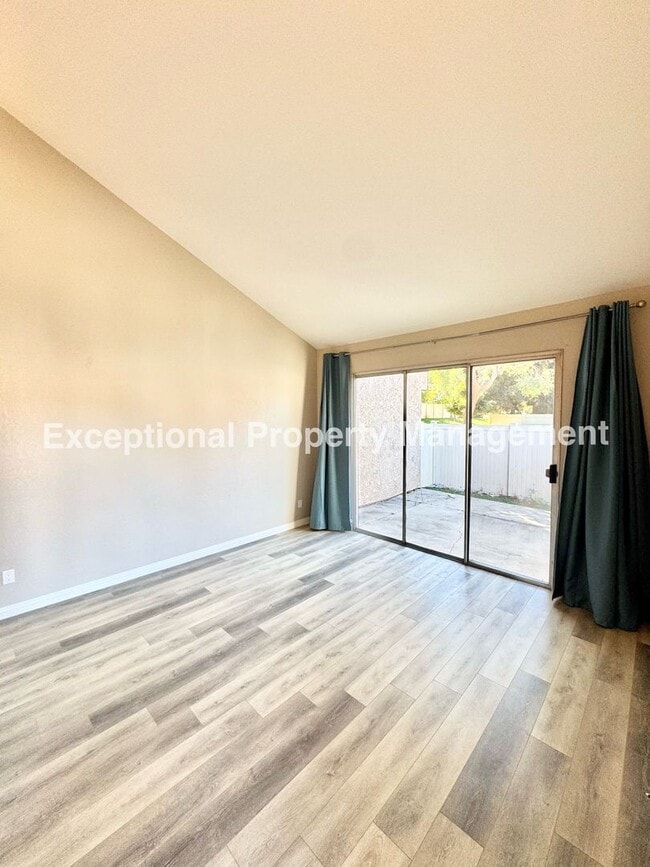 Building Photo - Ready to move in 2 bedroom 3 bath home!