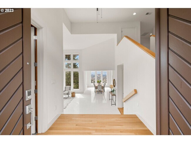 Building Photo - Beautiful Forest Heights Home!! Gourmet ki...