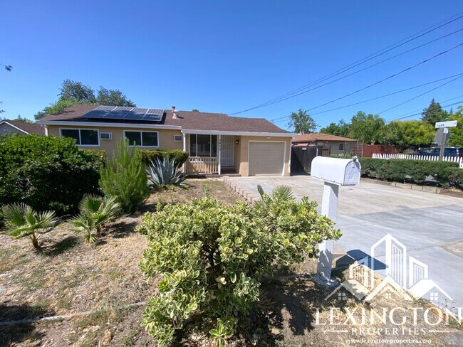 Foto del edificio - Spacious, 3BD/1BA, Home with Office in Car...