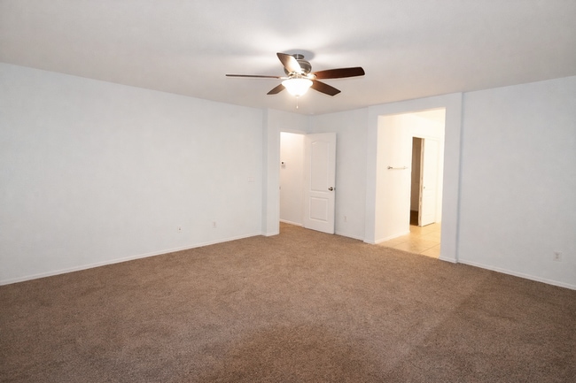 Building Photo - Huge house  great location