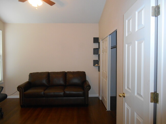 Building Photo - Furnished Two Bedroom Two Bathroom Caug...