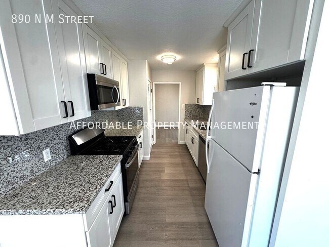 Foto del edificio - 890 N M St