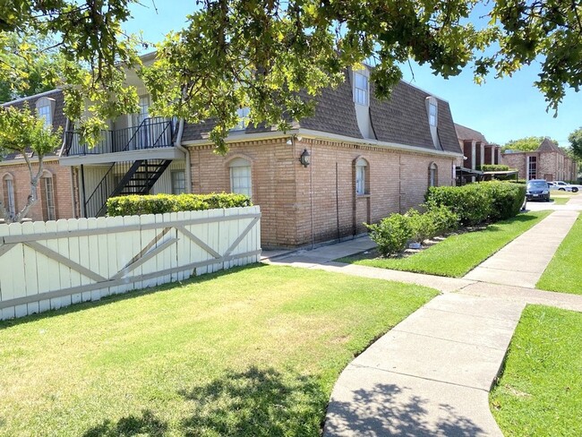Building Photo - SPRING BRANCH CONDO WITH ALL BILLS PAID!