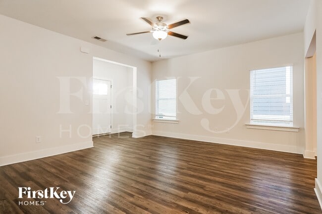 Foto del edificio - 2807 Village Ln