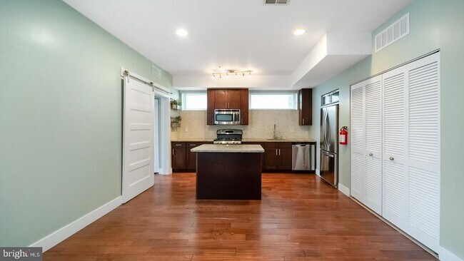 Building Photo - 906 N 16th St