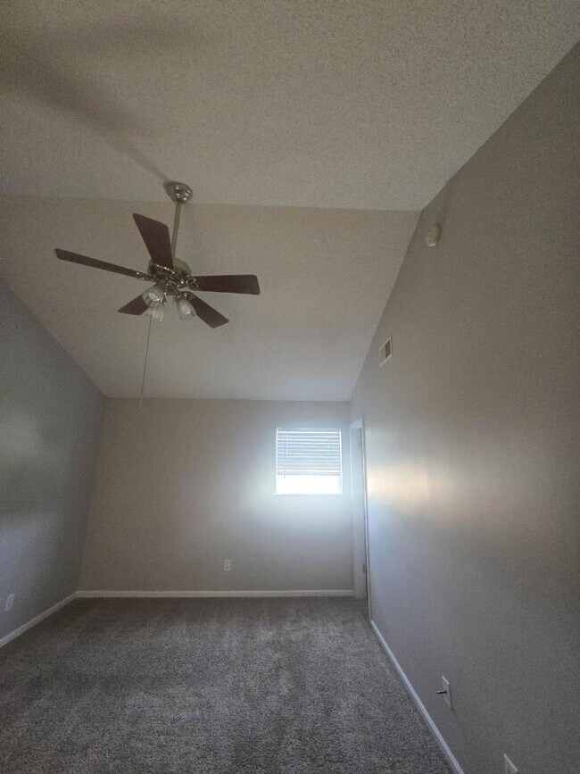 Building Photo - 215 Sterling Hills Cir