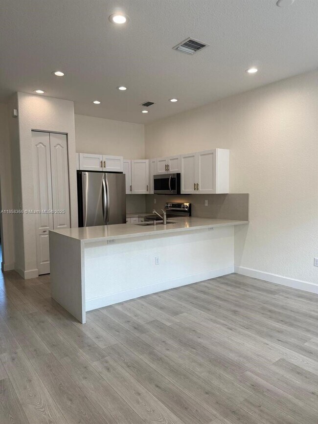 Foto del edificio - 705 SW 147th Ave