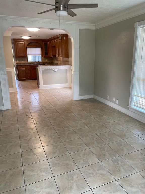 Building Photo - 8041 Meadowbrook Dr