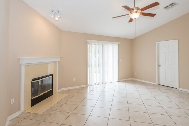 Foto del edificio - 8137 Leafcrest Dr