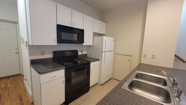 Building Photo - Three Bedroom Three Bath Townhome in Fan D...