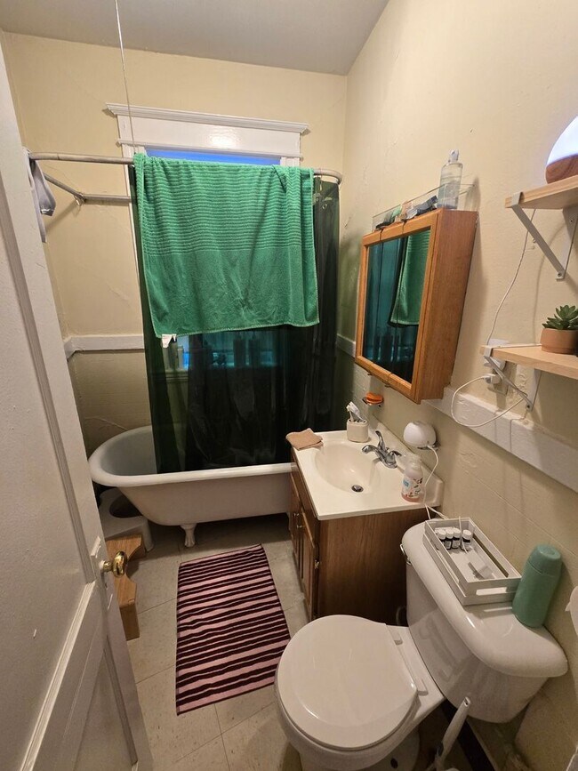 Building Photo - Allston 2 Bed Available 9/1