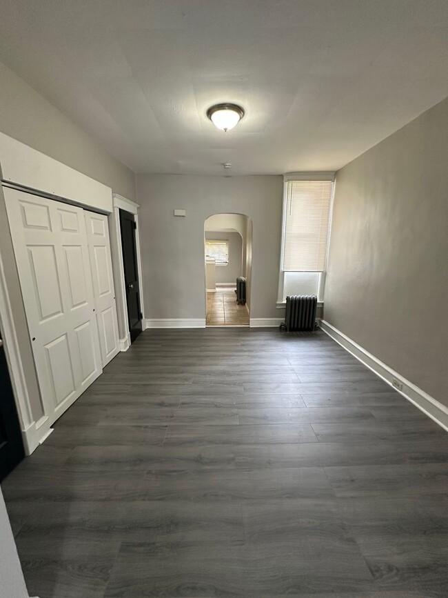 Building Photo - 3 Bed, 1 Bath townhome