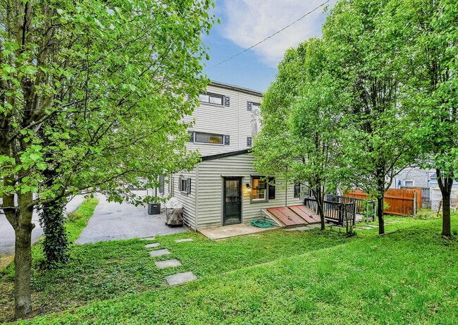 large backyard - 1220 Union Ave