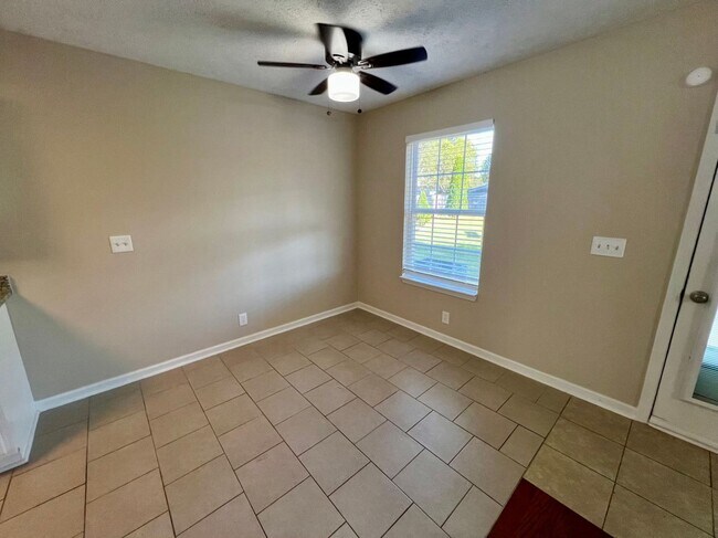 Building Photo - 3BR 2BA *Fully Fenced Yard* Plus Garage in...