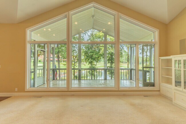 Building Photo - Spacious 3 Bedroom/2 Bath with a view of Balboa golf course.