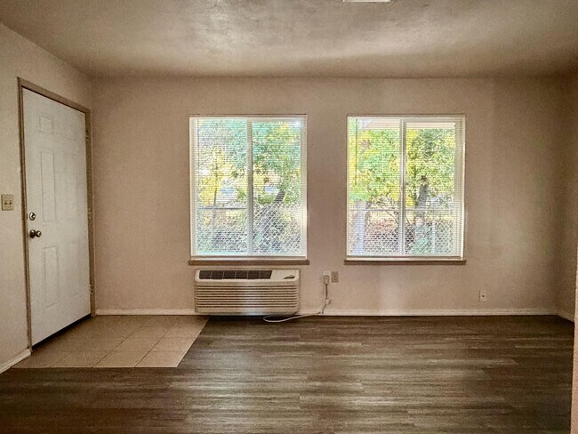 Building Photo - 505 NW D St