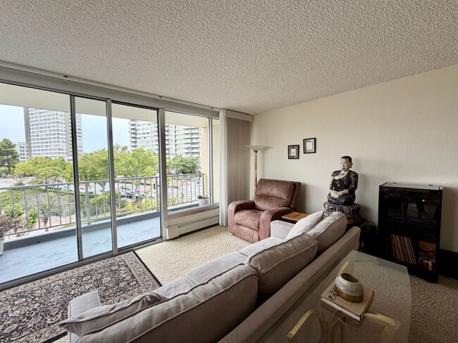 Building Photo - Spacious & Bright 1BR/1BA Condo with Parking in Cathedral Hill