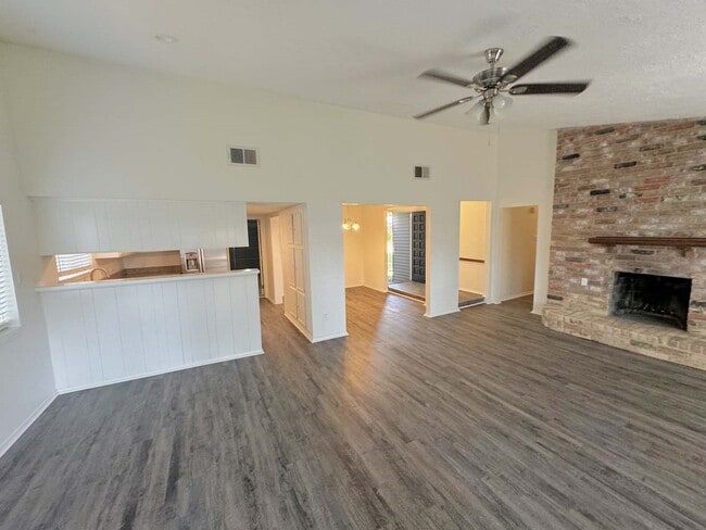 Building Photo - 10311 Towneview Dr
